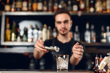 Barmen kokteyl yapmak. Buz cam koyarak, Counter Bar, kokteyl hazırlama barmen. Yüksek çözünürlük