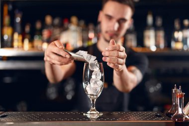 Barmen kokteyl yapmak. Buz cam koyarak, Counter Bar, kokteyl hazırlama barmen. Yüksek çözünürlük