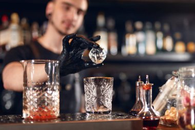 Barmen kokteyl yapmak. Buz cam koyarak, Counter Bar, kokteyl hazırlama barmen. Yüksek çözünürlük
