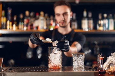 Barmen kokteyl yapmak. Buz cam koyarak, Counter Bar, kokteyl hazırlama barmen. Yüksek çözünürlük