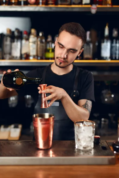 Bar Barman Dělat Koktejly Měření Alkoholu Láhve Štamprle Míchání Lihovin — Stock fotografie