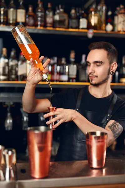 Bar Barkeeper Macht Cocktails Misst Alkohol Von Der Flasche Die — Stockfoto