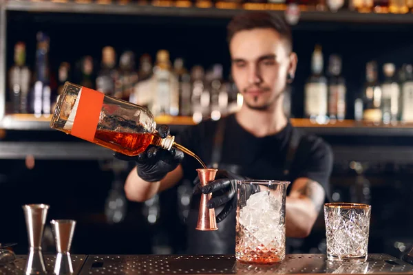 Bar Barman Making Cocktails Mesure Alcool Bouteille Dans Jigger Mélange — Photo