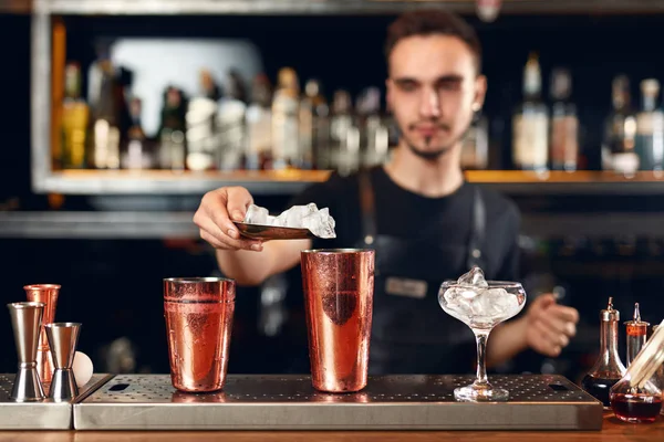 Barmen Kokteyl Yapmak Buz Cam Koyarak Counter Bar Kokteyl Hazırlama — Stok fotoğraf