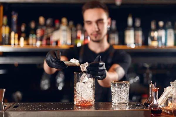 Cantinero Haciendo Cóctel Barman Poniendo Hielo Vaso Preparando Cócteles Mostrador — Foto de Stock