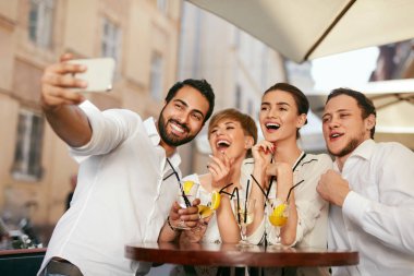 Arkadaşlar Cafe cep telefonunuzda fotoğraf çekmek. Kokteyl içme ve Fin Street Bar'da sahip insanlar. Yüksek çözünürlük