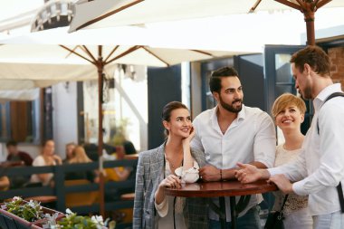 İnsanlar Cafe'de eğleniyor. Boş vakit Street Bar'da happy gülümseyen arkadaşlar. Yüksek çözünürlük