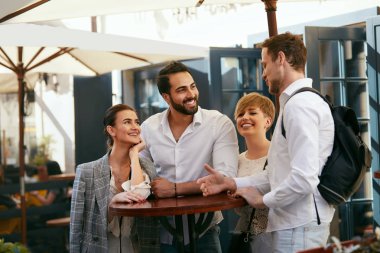İnsanlar Cafe'de eğleniyor. Boş vakit Street Bar'da happy gülümseyen arkadaşlar. Yüksek çözünürlük