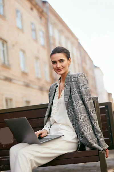 Üzletasszony Utca Számítógépen Dolgozik Lány Kint Laptop Segítségével Nagy Felbontású — Stock Fotó