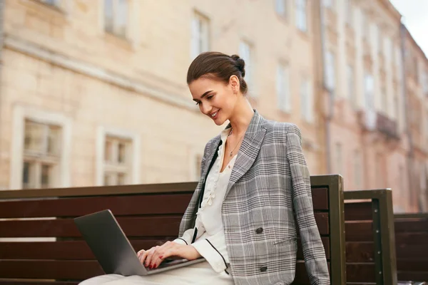 Geschäftsfrau Die Auf Der Straße Computer Arbeitet Mädchen Mit Laptop — Stockfoto