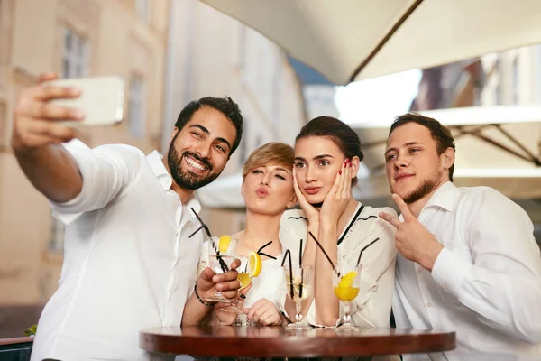 Amigos Tirando Fotos Celular Café Pessoas Beber Cocktails Ter Barbatanas — Fotografia de Stock