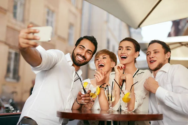 Amigos Tirando Fotos Celular Café Pessoas Beber Cocktails Ter Barbatanas — Fotografia de Stock