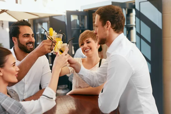 Friends Celebrating Drinking Bar Outdoors Happy Smiling People Cheering Cocktails — Stock Photo, Image