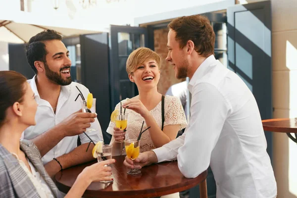 Amigos Divertindo Bebendo Bar Livre Pessoas Sorridentes Felizes Bebem Cocktails — Fotografia de Stock