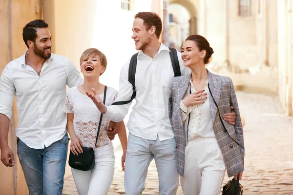 Pessoas Felizes Amigos Andando Rua Homens Mulheres Positivos Divertindo Livre — Fotografia de Stock