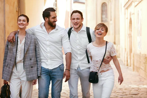 Pessoas Felizes Amigos Andando Rua Homens Mulheres Positivos Divertindo Livre — Fotografia de Stock