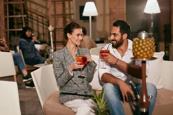 Romantisches Paar Restaurant Mit Shisha Und Cocktails Mann Und Frau — Stockfoto