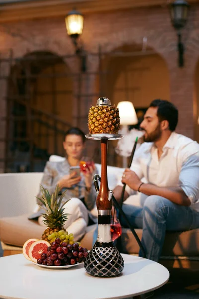 水果水烟在水烟酒吧为夫妇 人们用水果抽水烟 在豪华的休息室咖啡厅休息 高分辨率 — 图库照片