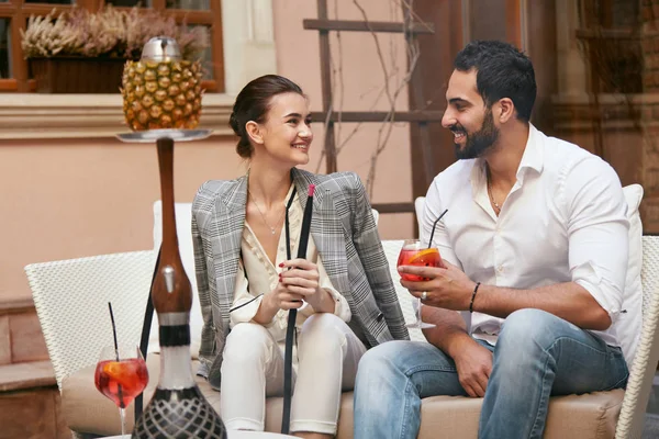 Paar Raucht Shisha Und Trinkt Cocktails Shisha Bar Mann Und — Stockfoto
