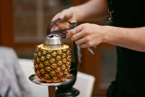 Zubereitung Ananas Wasserpfeife Der Shisha Bar Männerhände Bereiten Frucht Shisha — Stockfoto