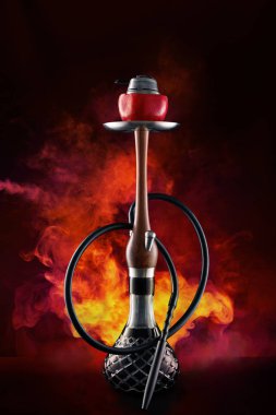 Shisha nargile Bar portre renkli duman ile meyve kase ile. Siyah zemin üzerine kırmızı duman ile nar Shisha. Yüksek çözünürlük