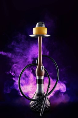Shisha nargile Bar portre renkli duman ile meyve kase ile. Turuncu Shisha siyah arka plan üzerine mor dumanlı. Yüksek çözünürlük