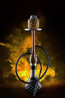 Shisha nargile Bar portre renkli duman ile meyve kase ile. Siyah zemin üzerine sarı duman ile ananas Shisha. Yüksek çözünürlük