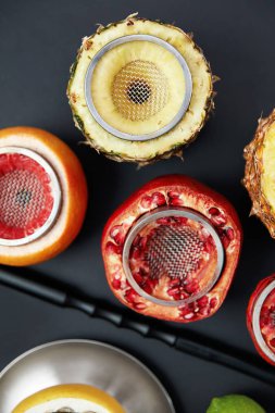 Meyve Shisha nargile siyah arka plan üzerine kase. Elek ve boru masada meyve bardak. Yüksek çözünürlük