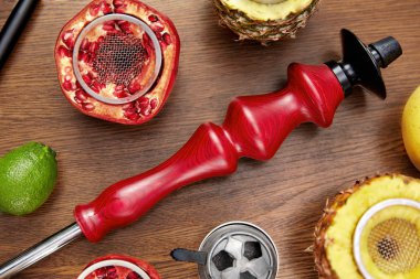 Nargile ekipman taşımak. Ahşap masa üzerinde meyve Kazanlı Shisha parçalar. Yüksek çözünürlük