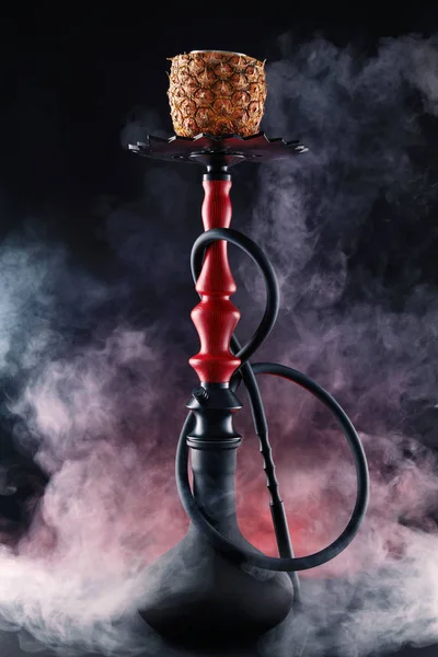 水烟与水果碗与五颜六色的烟雾在水烟酒吧特写 黑色背景上有红色烟雾的菠萝水烟 高分辨率 — 图库照片