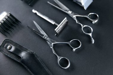 Saç Salon araçları. Berber makası ve tıraş ekipman kuaför dükkanında gri arka plan üzerinde. Erkekler saç Salon araçları. Yüksek çözünürlük