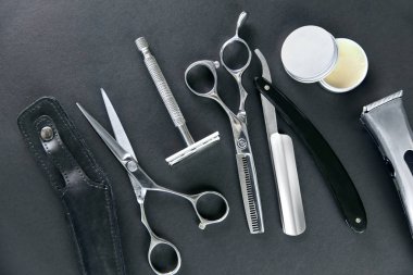 Saç Salon araçları. Berber makası ve tıraş ekipman kuaför dükkanında gri arka plan üzerinde. Erkekler saç Salon araçları. Yüksek çözünürlük