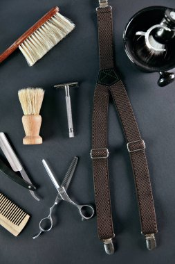 Kuaför dükkanı alet ve ekipmanlar. Erkekler damat araçları ve gri arka plan üzerinde aksesuar. Yüksek çözünürlük
