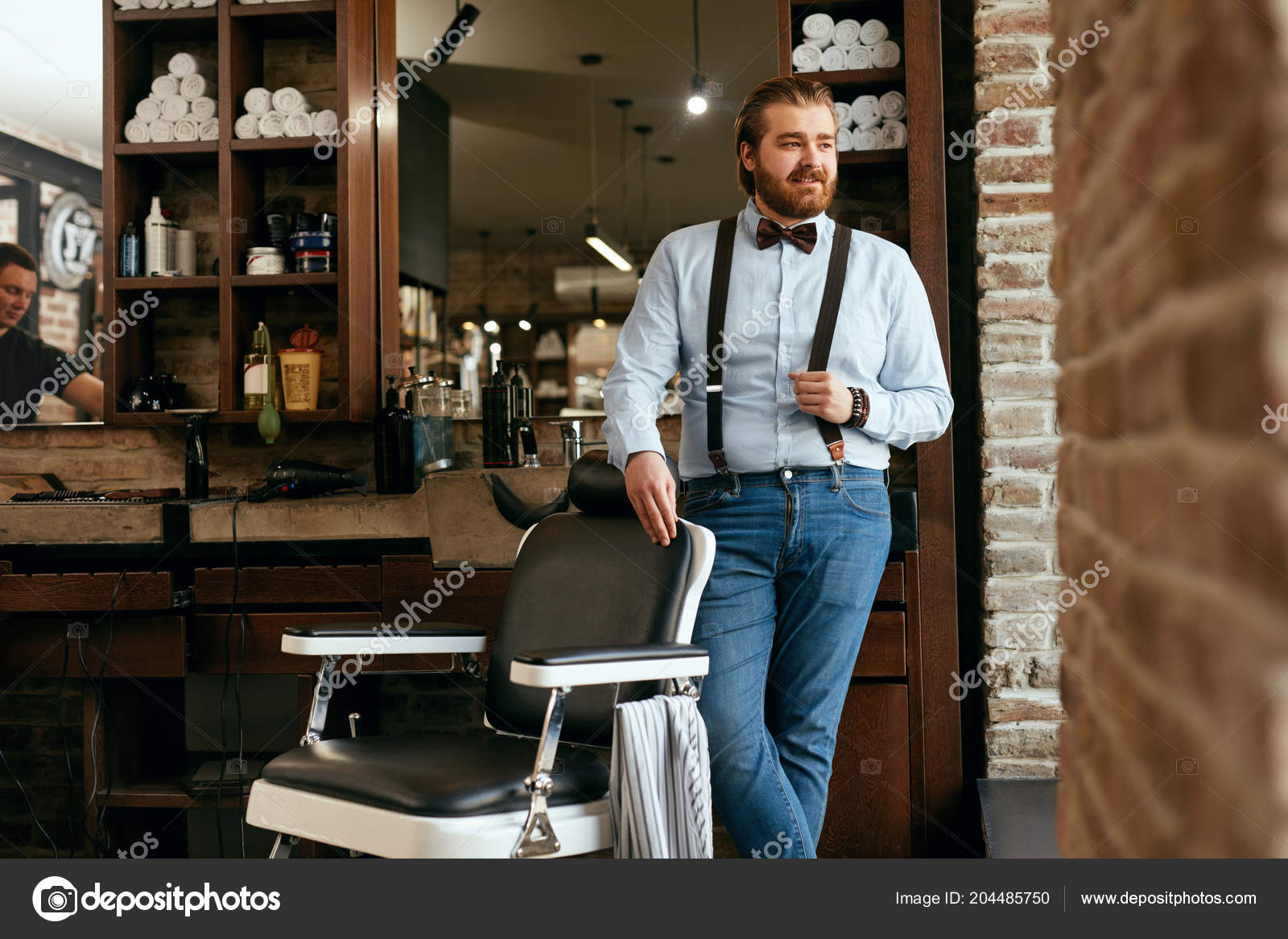 Photographie European boy in a barber shop. Ready work.