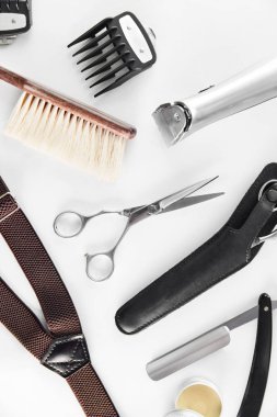 Berber araçları. Malzeme ve teçhizat'beyaz erkek kuaför salonu tabloda berber. Erkek bakım araçları. Yüksek çözünürlük