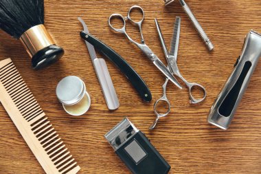Erkek bakım araçları. Kuaför Salonu ekipman ve malzemeleri ahşap masa üzerinde. Erkekler saç Salon araçları. Yüksek çözünürlük