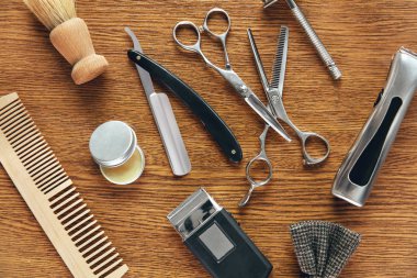 Erkek bakım araçları. Kuaför Salonu ekipman ve malzemeleri ahşap masa üzerinde. Erkekler saç Salon araçları. Yüksek çözünürlük