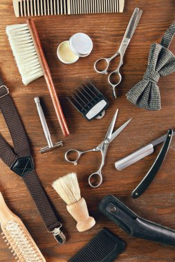 Erkek bakım araçları. Kuaför Salonu ekipman ve malzemeleri ahşap masa üzerinde. Erkekler saç Salon araçları. Yüksek çözünürlük
