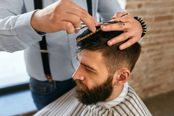 Homens Corte Cabelo Barbeiro Cortando Cabelo Homem Barbearia Cabeleireiro Masculino — Fotografia de Stock