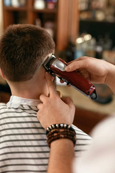 Homens Corte Cabelo Barbearia Close Cabeleireiro Cortando Cabelo Homem Com — Fotografia de Stock