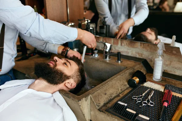 Lavar Cabelo Barbeiro Lavando Cabelo Homem Salão Beleza Homem Barbearia — Fotografia de Stock