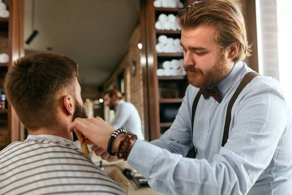 Barbiere Che Tagliano Barba Barbiere Parrucchiere Facendo Barba Taglio Capelli — Foto Stock