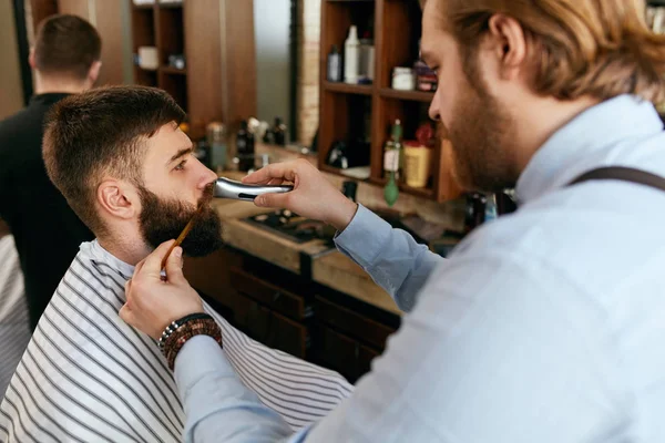 Barbeiro Homem Fica Barba Corte Cabelo Barbeiro Aparando Barba Homem — Fotografia de Stock