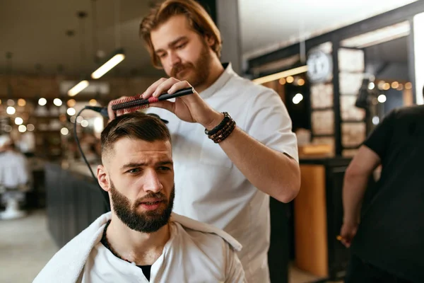 Salone Parrucchiere Maschile Uomo Barbiere Fare Acconciatura Barbiere Bello Maschio — Foto Stock