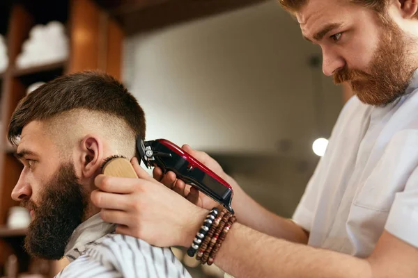 Barbeiro Loja Homens Corte Cabelo Barbeiro Fazendo Homens Moda Penteado — Fotografia de Stock