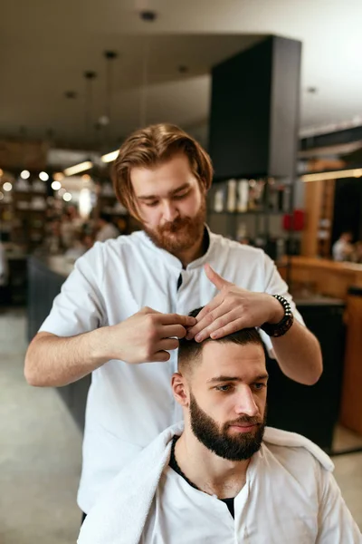 Salão Cabeleireiro Homem Barbeiro Fazendo Penteado Barbearia Bonito Cliente Masculino — Fotografia de Stock