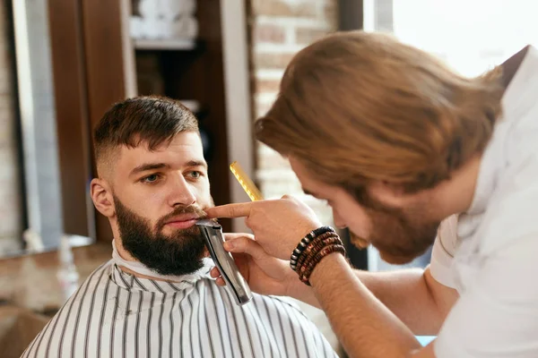 Barbeiro Homem Fica Barba Corte Cabelo Barbeiro Aparando Barba Homem — Fotografia de Stock
