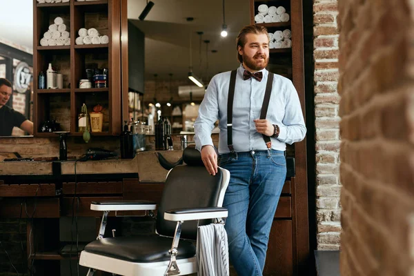 Masculino Barbeiro Retrato Homens Salão Cabeleireiro Bonito Homem Cabeleireiro Local — Fotografia de Stock