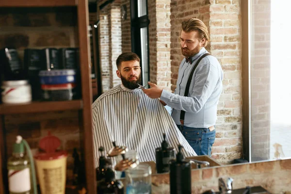 Barbeiro Cortando Barba Homem Barbearia Cabeleireiro Fazendo Barba Corte Cabelo — Fotografia de Stock