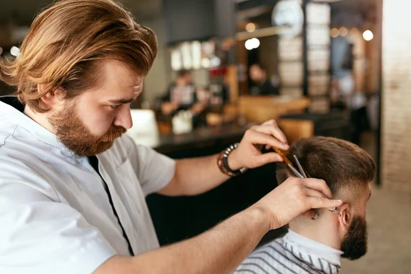 Salão Cabeleireiro Barbeiro Cortando Cabelo Barbearia Bonito Cliente Masculino Cabeleireiro — Fotografia de Stock